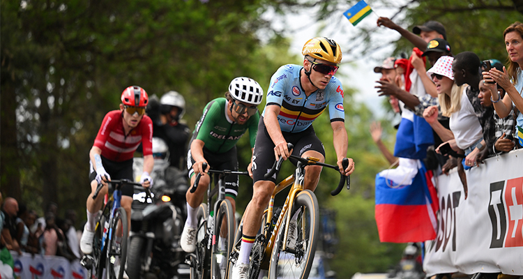 Remco Evenepoel, Ben Healey and Mattias Skjelmose fight fir Silver and Bronze
