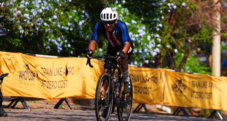 Beckam Drake escapes and breaks open the Men Junior Road Race in Kigali