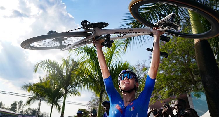 Lorenzo Finn celebrates his Men Under 23 World Title in Kigali lifting his bike