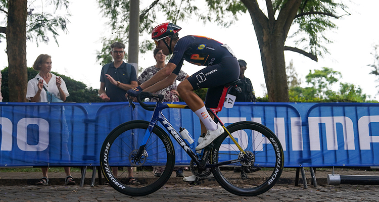 Héctor Álvarez breaks away during the Men U23 Road Race in Kigali