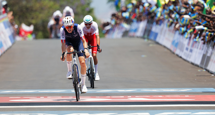 Johan Blanc beats Jan Jackowiak in the sprint and claims the silver medal. Jackowiak wins the silver medal.