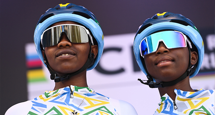 Yvonne Masengesho and Liliane Uwiringiyimana greeting the Rwandan crowd before the Women Junior Road RAce in Kigali